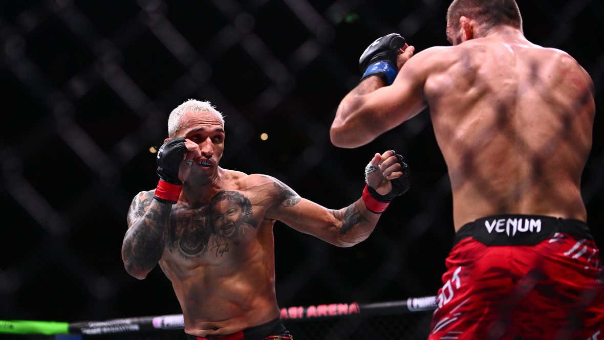 Чарльз Оливейра в поединке с Матеушем Гамротом.