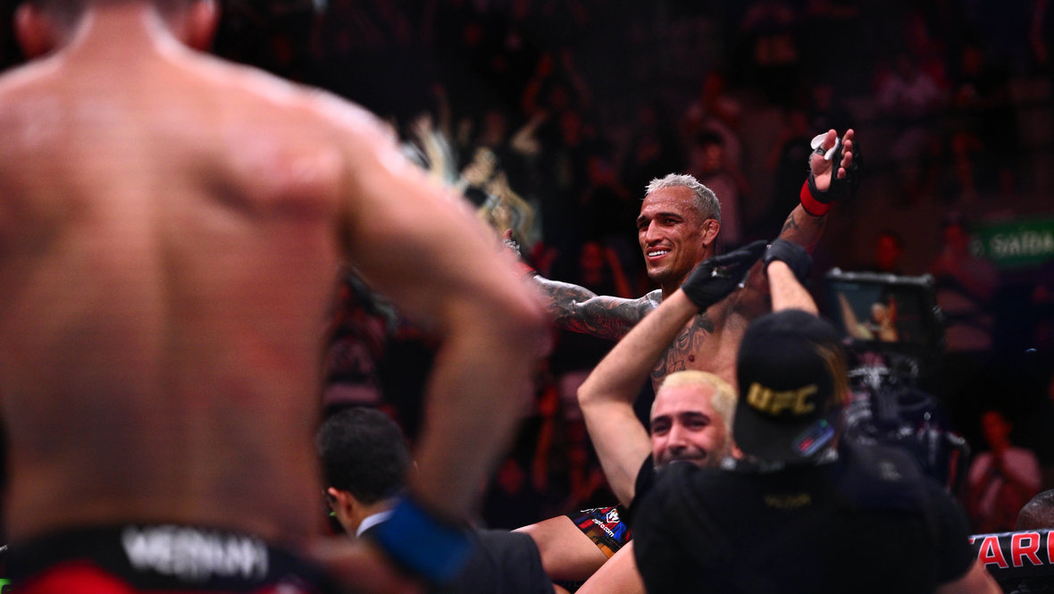 Чарльз Оливейра после победы над Матеушем Гамротом.