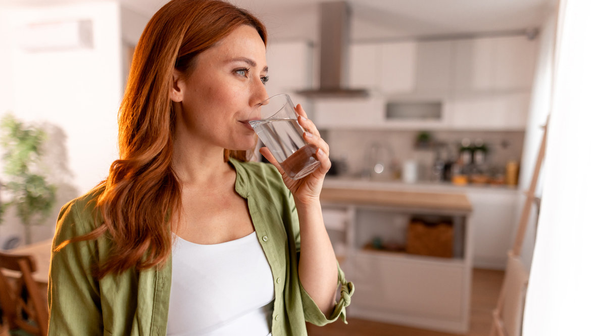 Девушка пьет воду