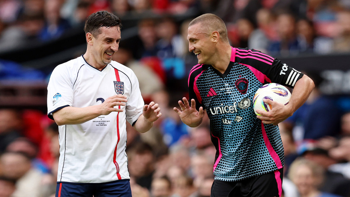 Гари Невилл (слева).