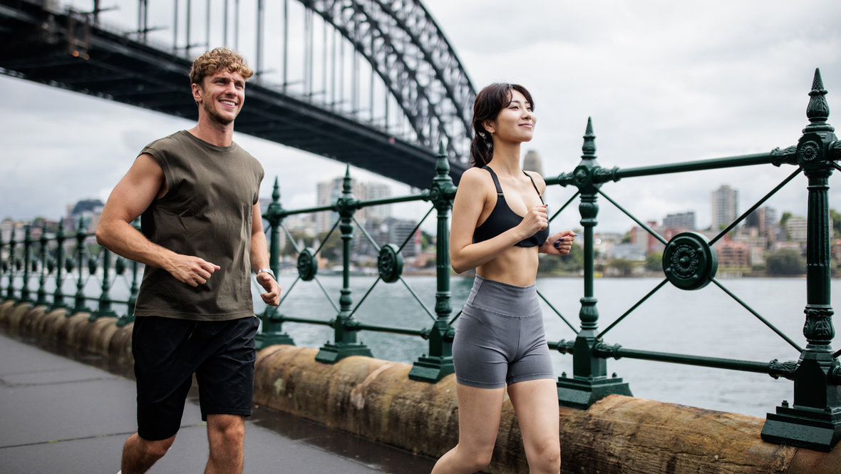 Девушка и парень бегают