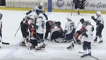 «Будто я приехал на игру в Россию». Хоккеисты в Латвии устроили массовую драку из-за русского языка