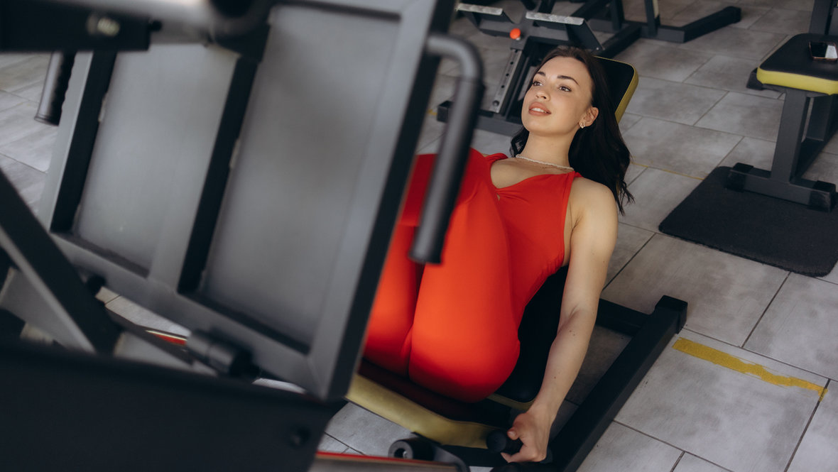 Девушка жмет платформу