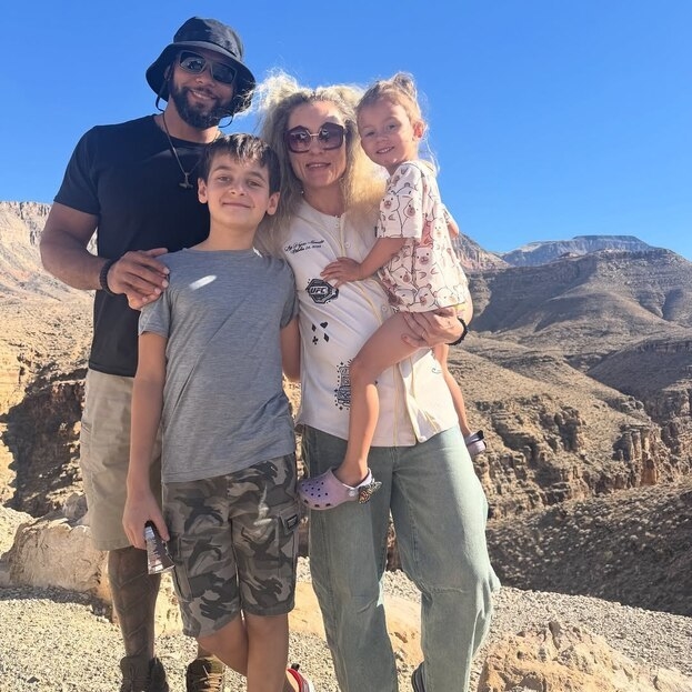 Тиаго Сантос и Яна Куницкая с детьми.