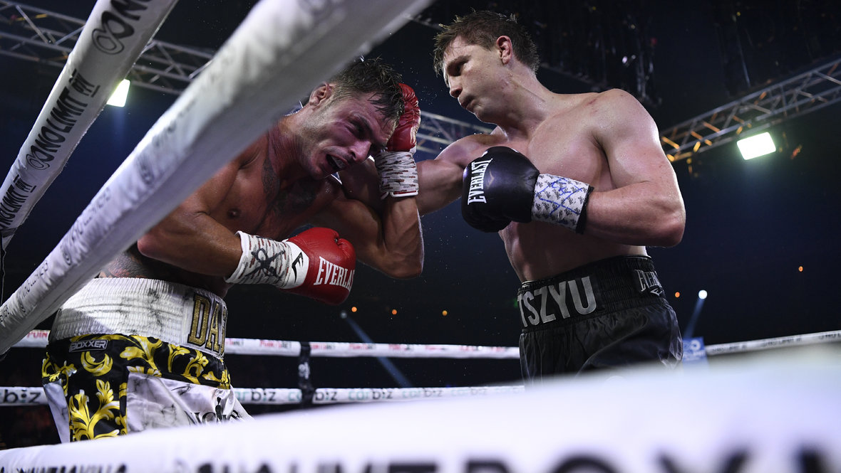 Никита Цзю (справа) в бою против Данило Креати 24 апреля 2024 года.