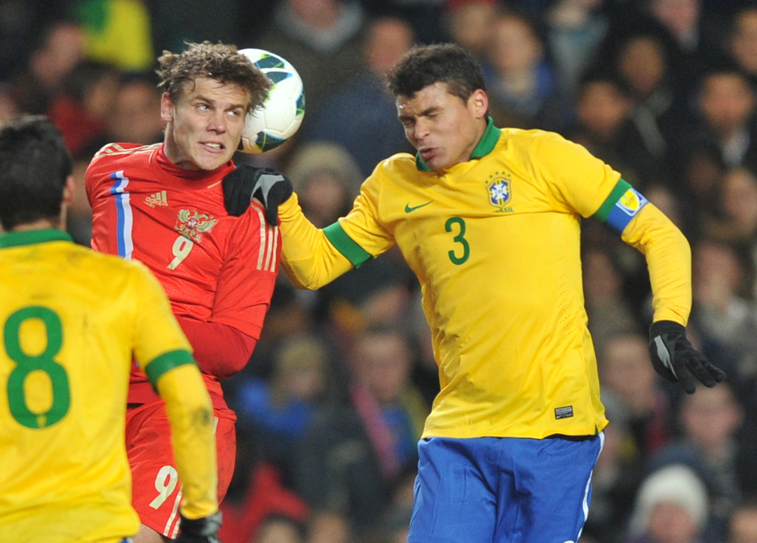 Александр Кокорин против защитника сборной Бразилии Тиагу Силвы.