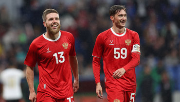 Футболисты сборной России Иван Сергеев и Алексей Миранчук в матче против Боливии.