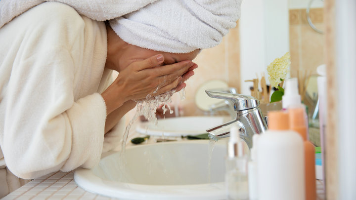 Девушка умывается