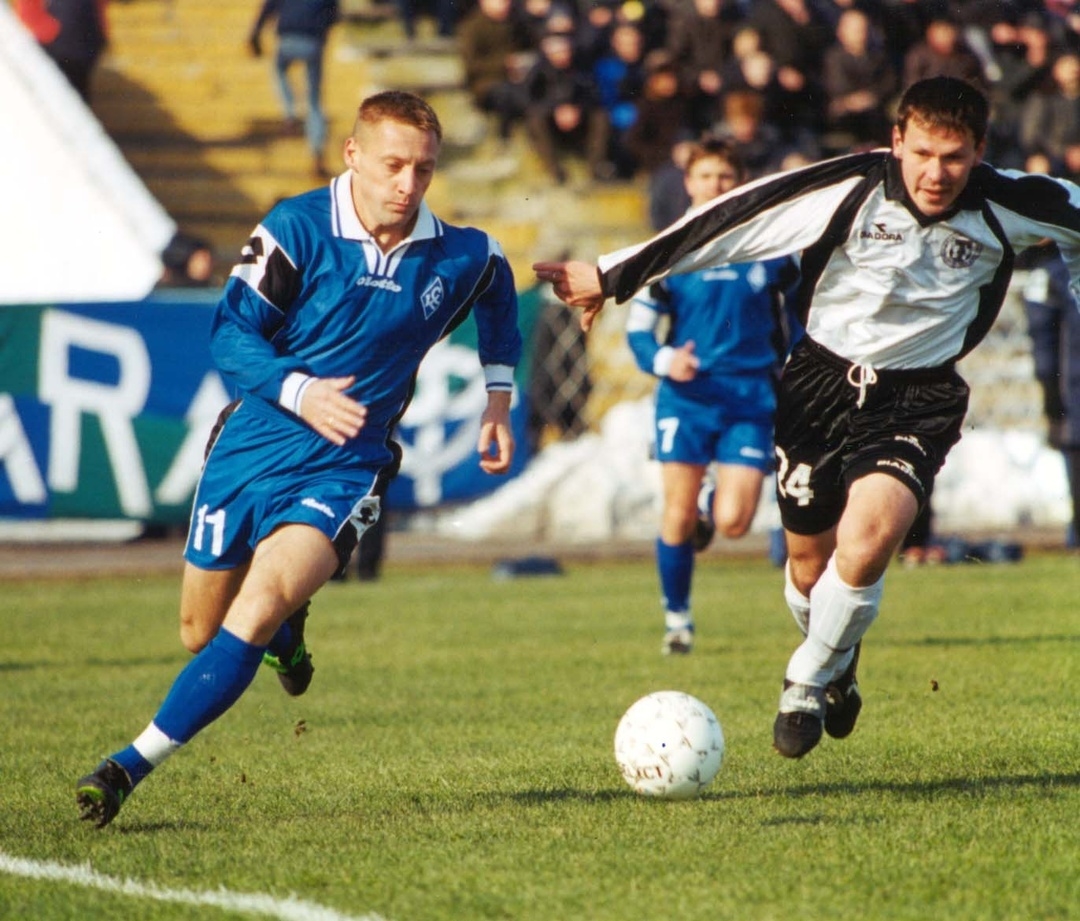 Андрей Тихонов (слева) против Константина Зырянова в матче «Крылья Советов» — «Торпедо».