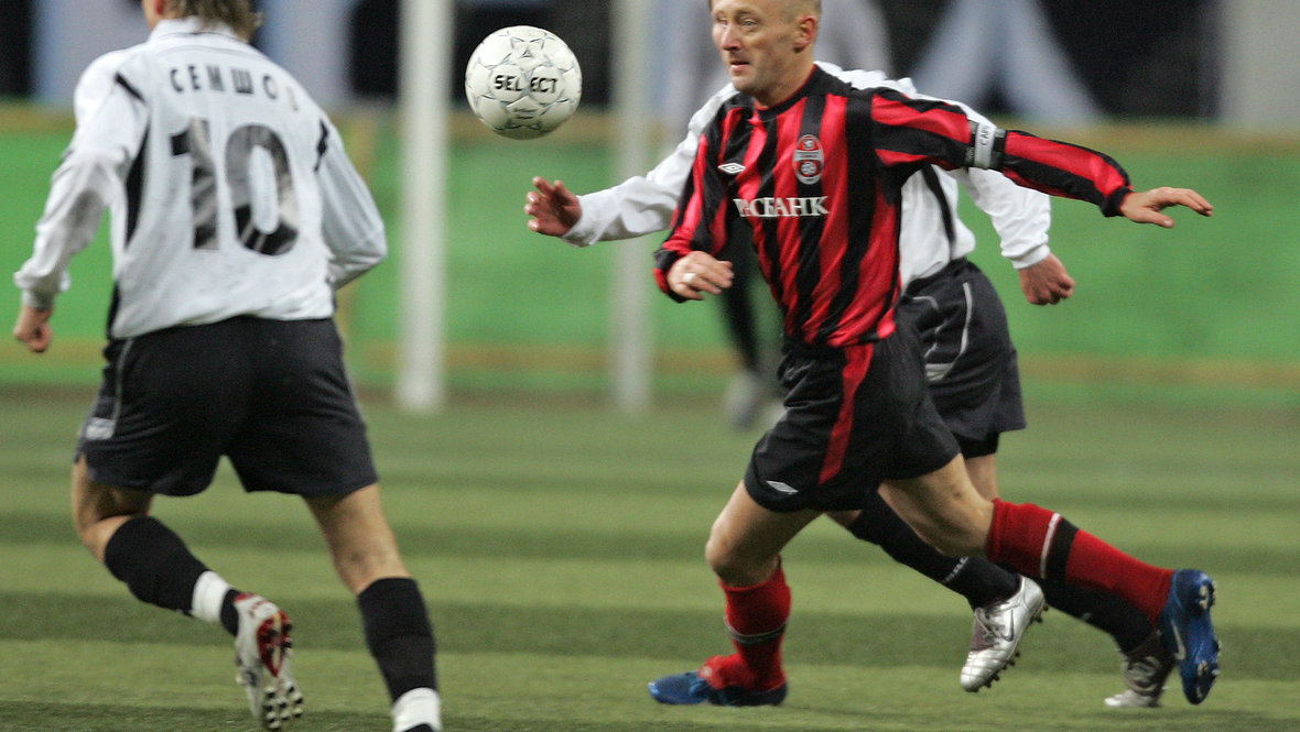 Андрей Тихонов (в центре) в матче «Химок» против «Торпедо».