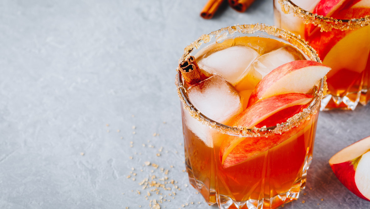 Коктейль с яблоком и корицей