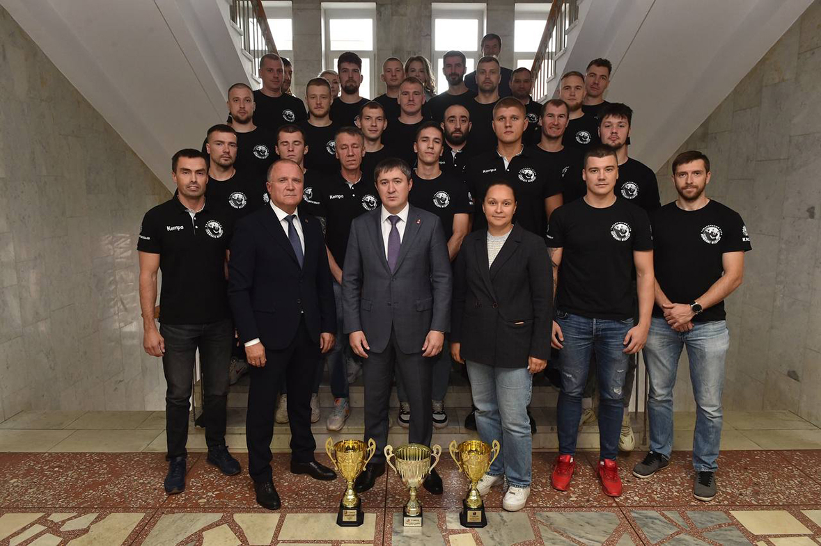 Гандболисты «Пермских медведей» с губернатором Дмитрием Махониным.