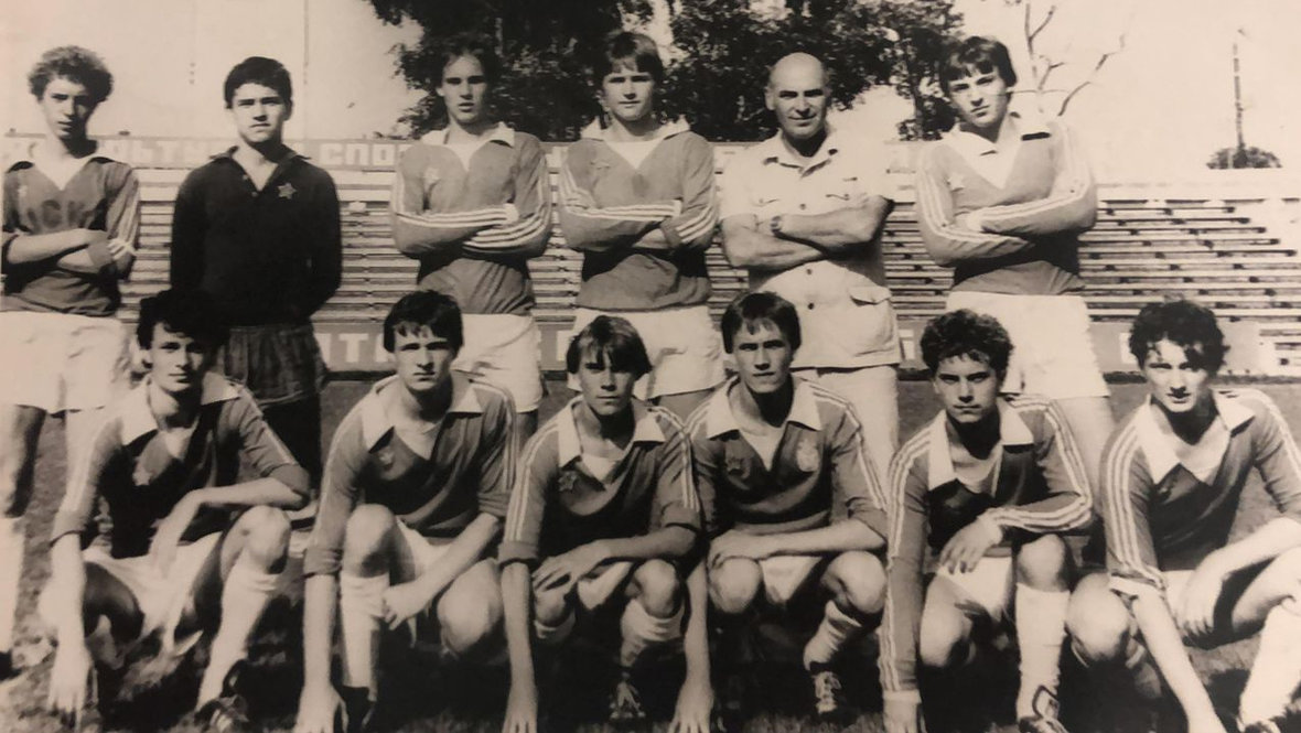 Андрей Мох (третий справа в верхнем ряду).