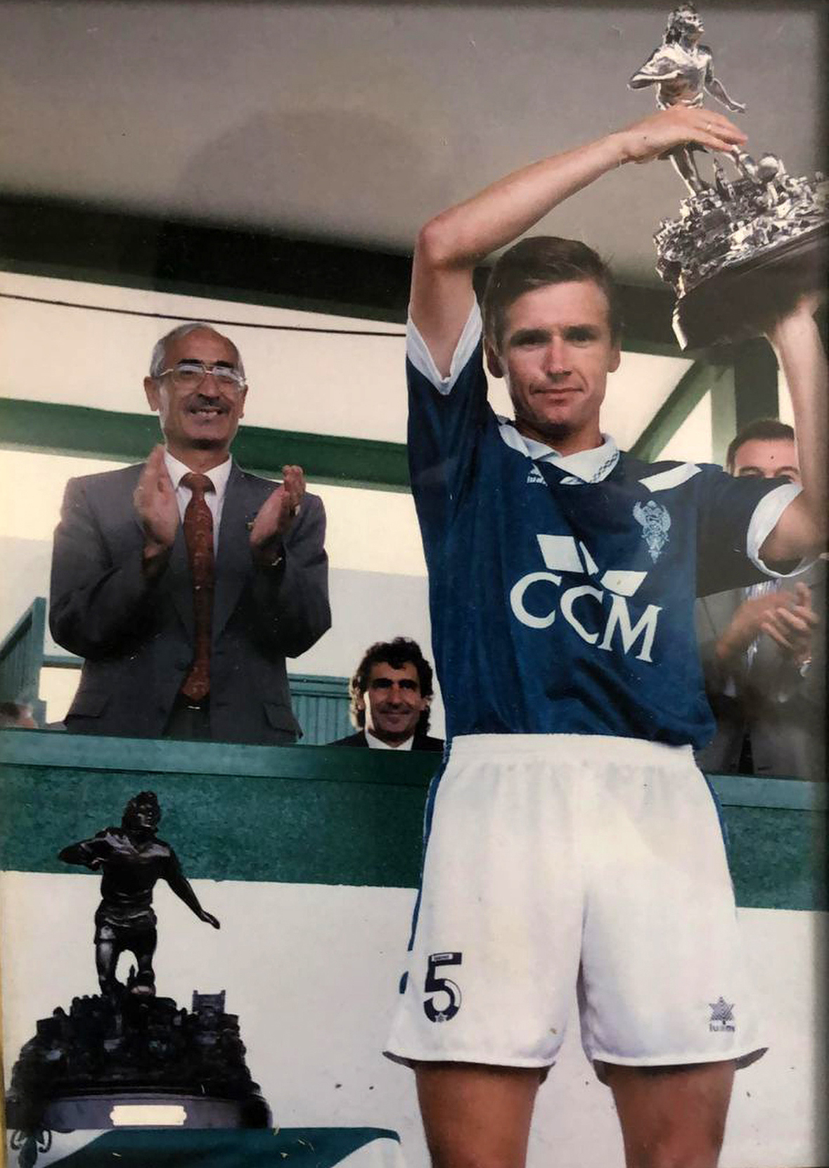 Андрей Мох с призом лучшему игроку «Толедо» по итогам сезона-1994/95.