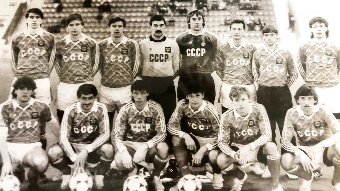 Андрей Мох (второй слева в верхнем ряду).