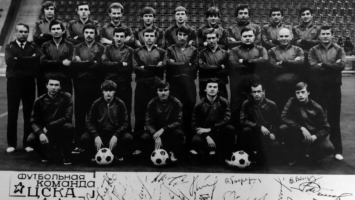 Андрей Мох (четвёртый слева в верхнем ряду).