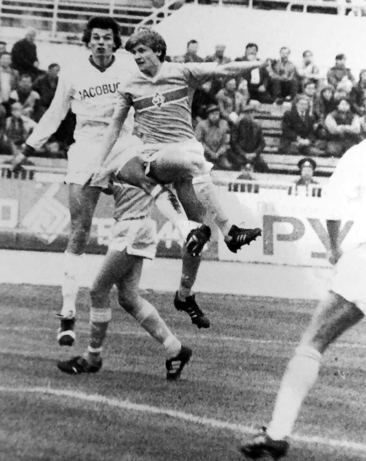 Защитник «Динамо» Андрей Мох (справа) против нападающего «Днепра» Владимира Лютого.