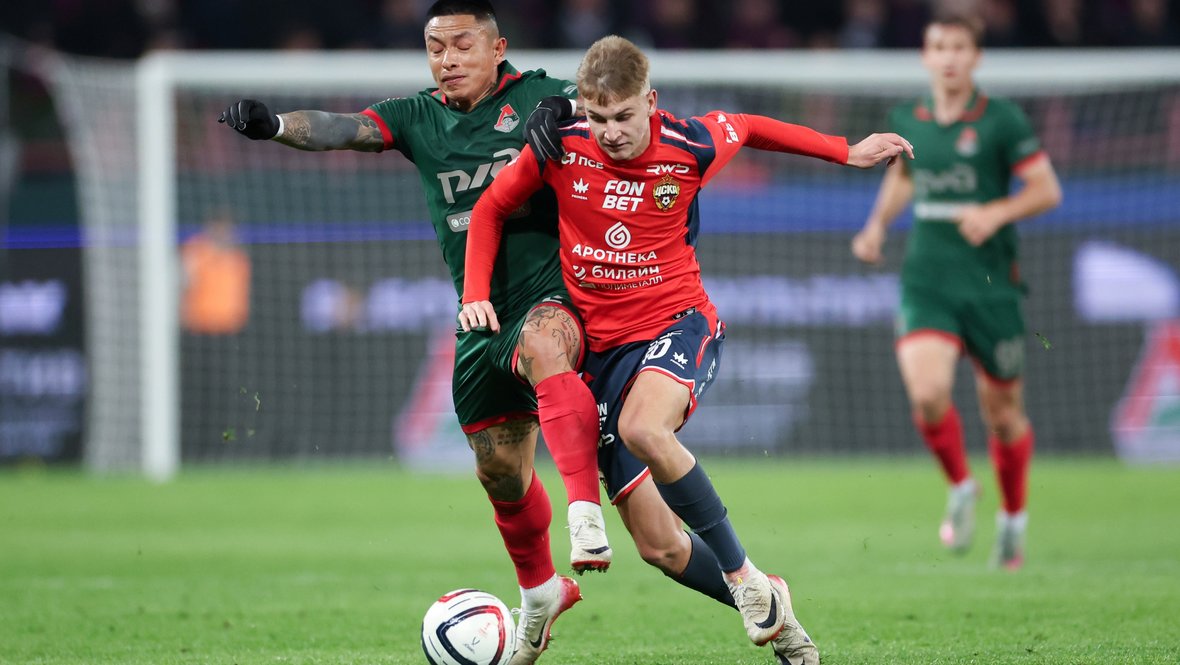 Защитник «Локомотива» Кристиан Рамирес и полузащитник ЦСКА Глеб Пополитов.