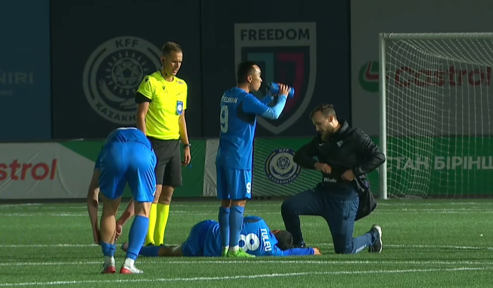 Диас Толеу на газоне.