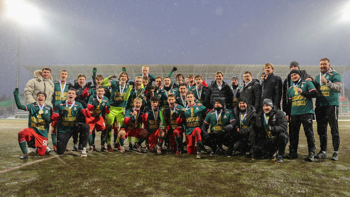 Игроки и руководство «Локомотива» после победы в чемпионате МФЛ-2023.