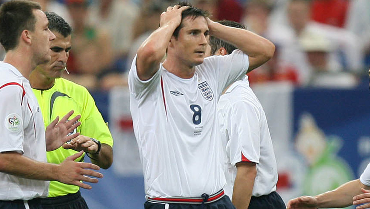 Фрэнк Лэмпард (в центре).