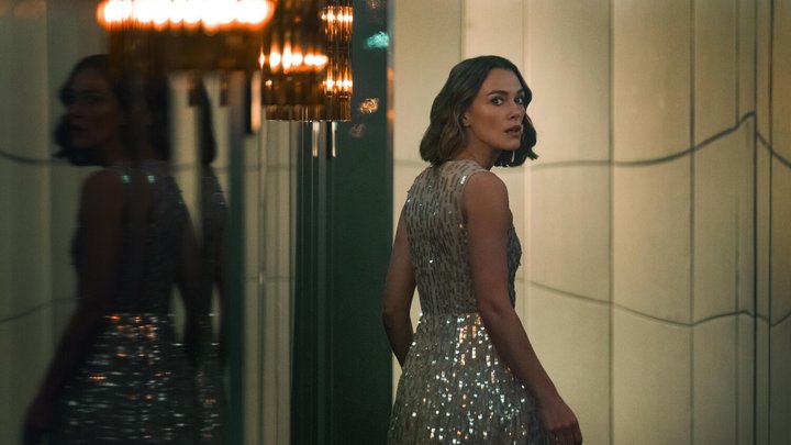 Кадр из фильма «Девушка из каюты № 10», реж. Саймон Стоун, Netflix