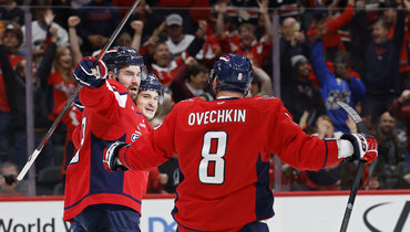 Александр Овечкин (справа).