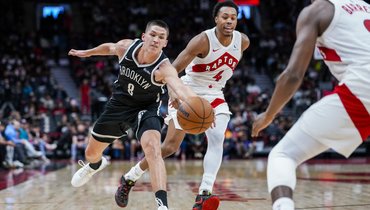 Игрок «Бруклина» Егор Демин (cлева) в товарищеском матче с «Торонто» (119:114) 18 октября.