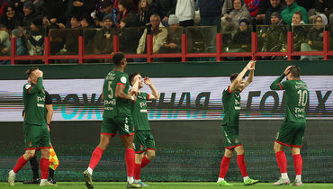 Нападающий «Локомотива» Дмитрий Воробьев (справа) с одноклубниками празднует гол в ворота ЦСКА.