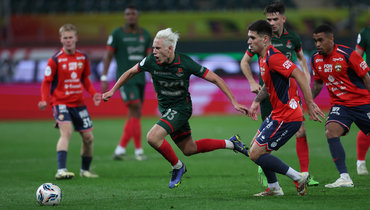 Полузащитник «Локомотива» Алексей Батраков (в центре) в матче против ЦСКА.