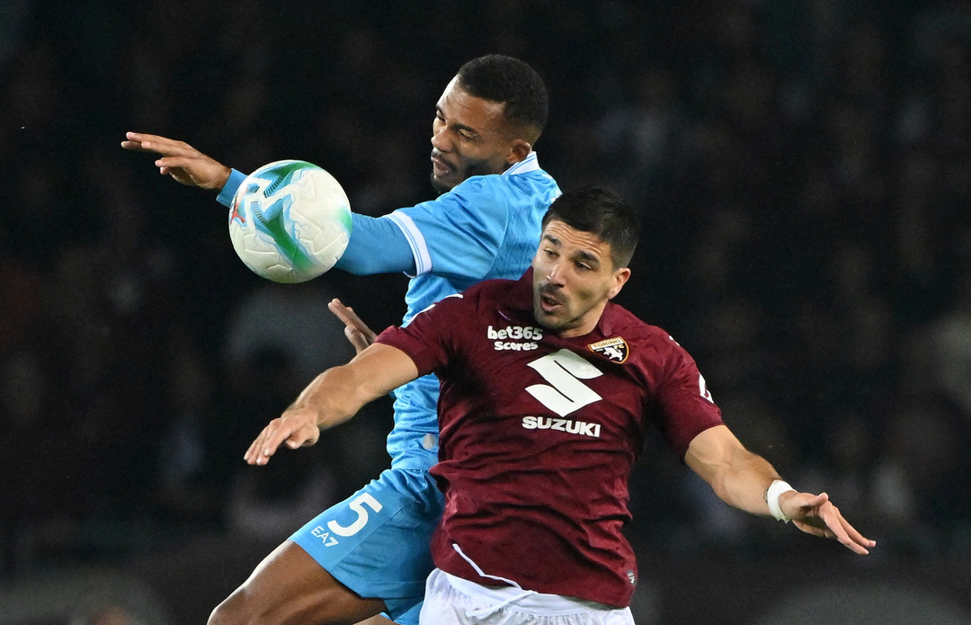 Нападающий «Торино» Джованни Симеоне (справа) в матче с «Наполи».