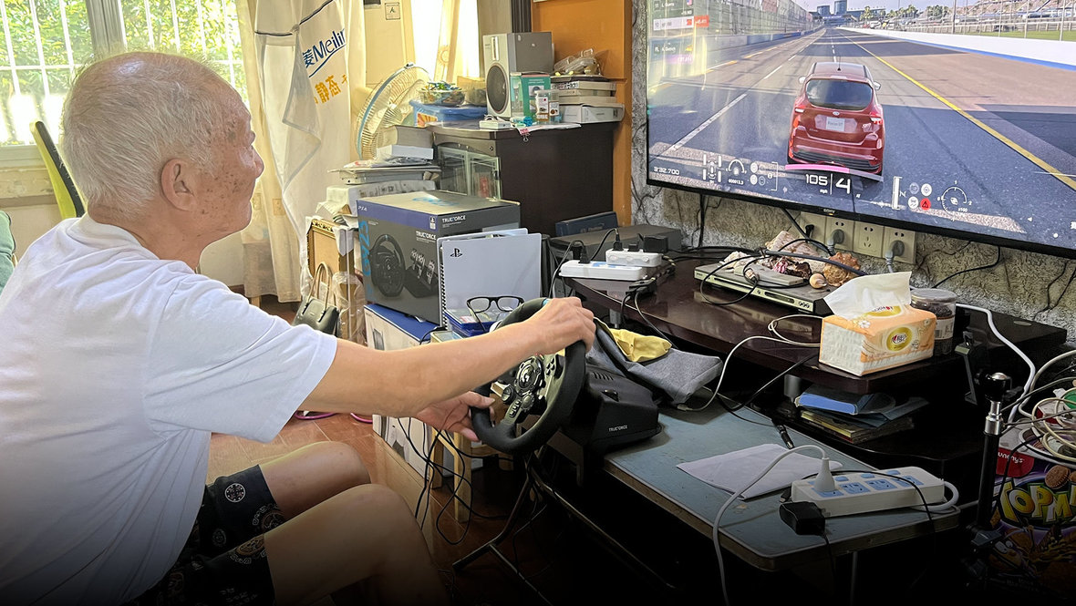 Ян Бинлин за игрой в гоночный симулятор.