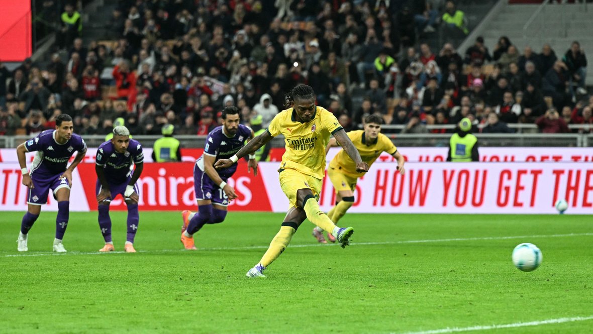 Нападающий «Милана» Рафаэл Леау исполняет пенальти в ворота «Фиорентины».