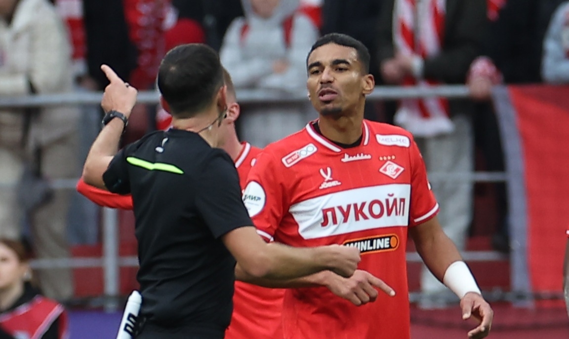 Защитник «Спартака» Александр Джику и судья Павел Кукуян.