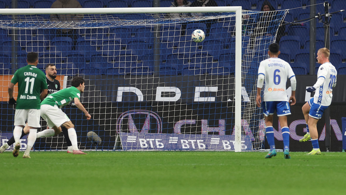 Нападающий «Динамо» Константин Тюкавин забивает гол в ворота «Ахмата» (2:2).