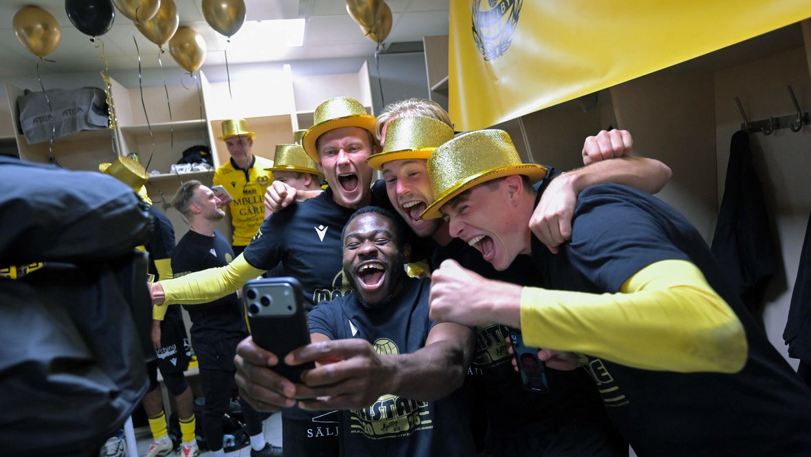 Игроки «Мьельбю» празднуют завоевание чемпионского титула.