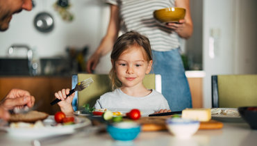Диетолог рассказала, до какого возраста детям нельзя давать есть сладкое