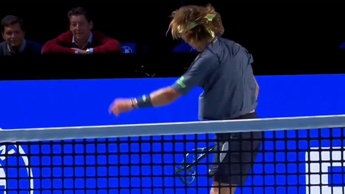 Андрей Рублев разбил ракетку в матче турнира в Вене.