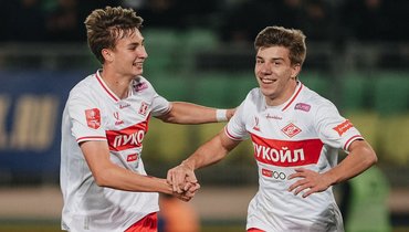 Футболисты «Спартака» Никита Массалыга и Игорь Дмитриев празднуют гол в ворота «Динамо» Мх (3:1).