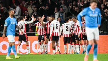 «Наполи» в меньшинстве разгромно уступил ПСВ