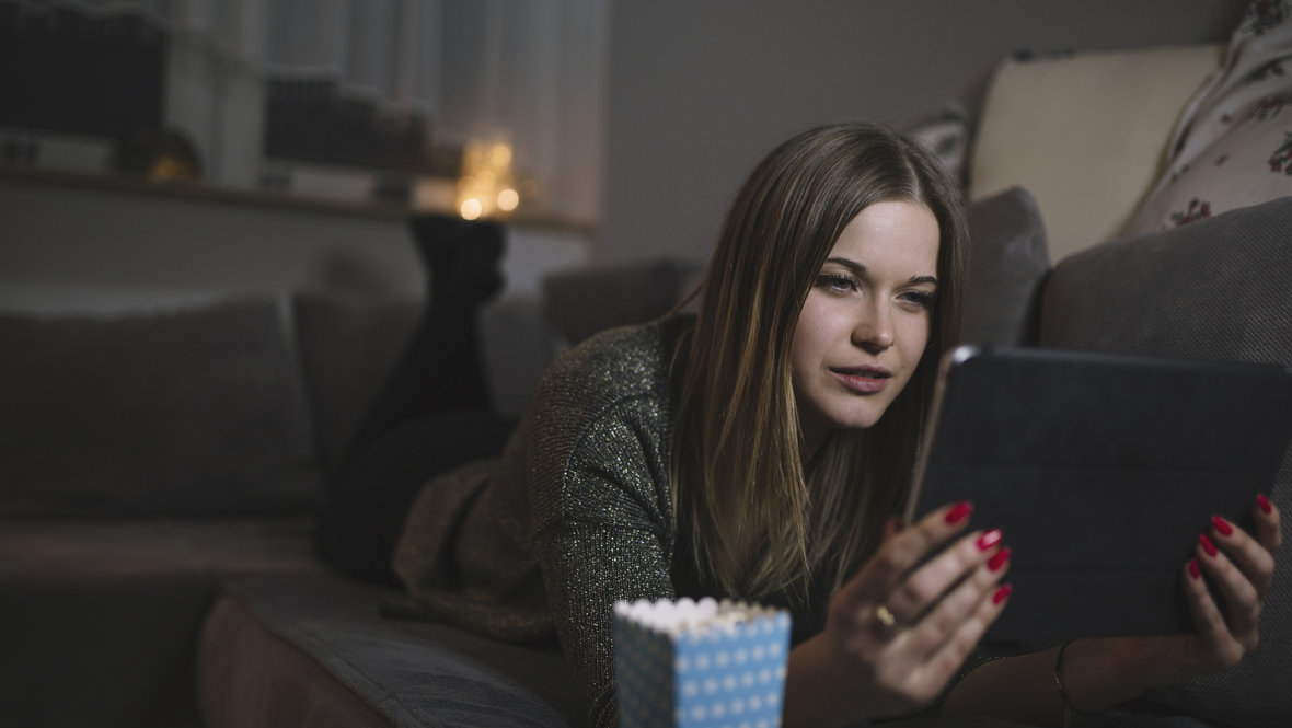 Девушка смотрит подскаст