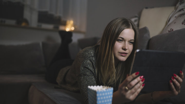 Девушка смотрит подскаст