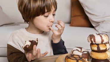 Диетолог рассказала, как правильно знакомить ребенка со сладким
