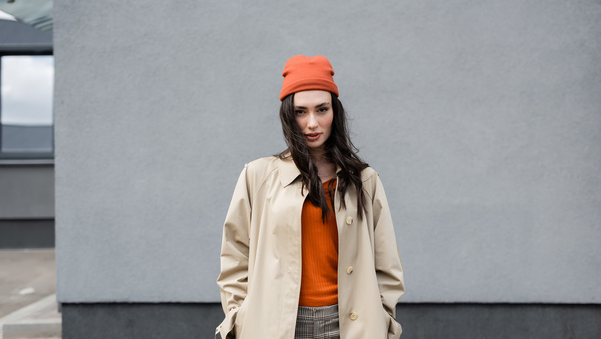 Стильная женщина в плаще и шапочке