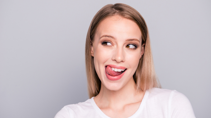 Девушка показывает язык