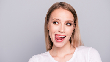 Девушка показывает язык