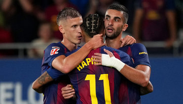 Футболисты «Барселоны» Дани Ольмо, Ферран Торрес и Рафинья.