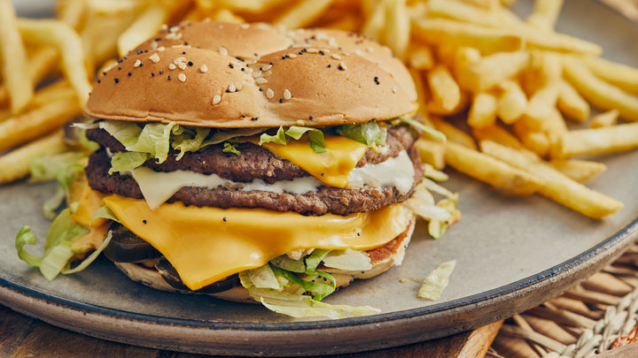 Бургер и картофель фри