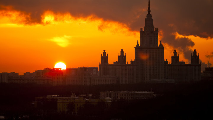 МГУ на фоне заката