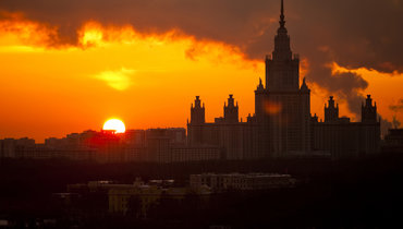 МГУ на фоне заката